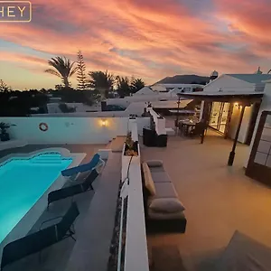 Villa Magica 7 Minutes Walk To Center With Pool And A/c, Playa Blanca (Lanzarote)